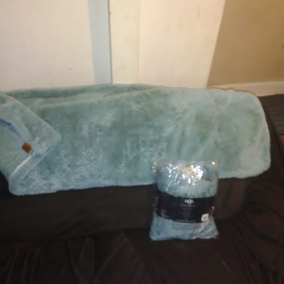 Ugg pillow case - Picture 3 of 3